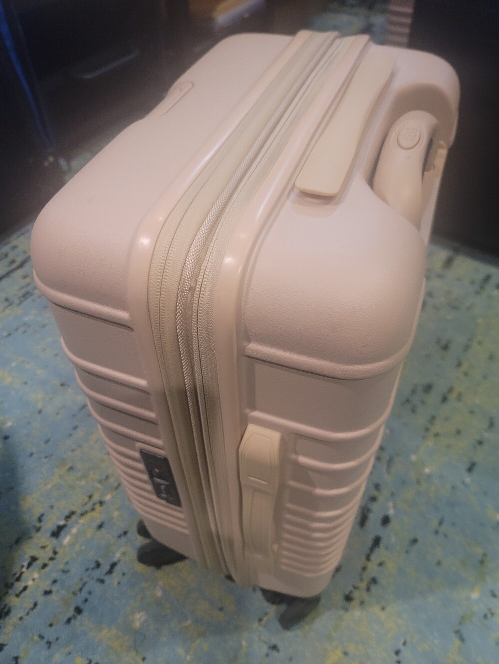 DEFECTS (ONE ZIPPER MISSING ) BEIS BEIGE CARRY-ON 22"